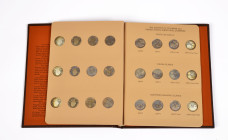 Vereinigte Staaten von Amerika, Sammlung von allen 24 "Territorial Quarters" von 2009, zusammengefasst in einem Album der World Coin Library, Los Ange...