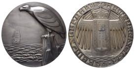 Hamburg, Stadt, Silbermedaille o. J. (graviert 1907), von R. Bosselt, auf den Hamburger Seefahrtsverein. Seeadler auf Fels im Meer, im Hintergrund Seg...