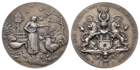 Hannover, Stadt, Silbermedaille 1910, von Lauer (Nürnberg), auf den Verein für Geflügel- und Singvögelzucht zu Hannover. Bäuerin füttert Geflügel // W...