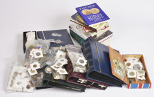 Großes Konvolut von Münzen, Medaillen und Banknoten in Alben, Tüten und Dosen. Die Sammlung umfasst Münzen aus aller Welt, darunter Alben mit Kursmünz...