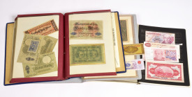 Papiergeld, Sammlung von deutschen und ausländischen Banknoten in drei Alben. Angefangen von Reichsbanknoten über Dahrlehnskassenschein bis hin zu Not...