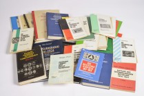Numismatische Literatur, Konvolut Notgeld, Banknoten und Notgeldmünzen. Umfangreiche Sammlung mit zahlreichen Heften und Büchern diverser Gebiete und ...
