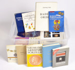 Numismatische Literatur, Konvolut Medaillen, Orden und Ehrenzeichen. Umfangreiche Sammlung mit zahlreichen Heften und Büchern diverser Gebiete und Län...
