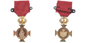 Médaille en or Boîte d'aide de D. Pedro V ; Décret du 13 novembre 1871, AU 6.82 g. 25 mm la croix est surmontée d'une couronne royale, pendante d'un r...