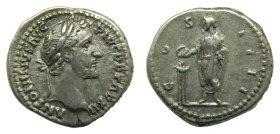ANTONIO PIO, emperador. 138-161 dC. Denario. 3,5 gr. AR. Anv: ANTONINVS AVG PIVS P P TR PXVII. Rev: COS IIII. Emperador de pie a izquierda junto a alt...