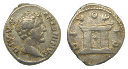 ANTONIO PIO. 151 dC. Denario. Anv: DIVVS ANTONINVS. Rev: DIVO PIO. Altar. Emisión póstuma. 3,33 gr AR.
MBC