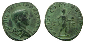 FILIPO II Sestercio. 245-246 dC (Spink 9250) (Co. 55) (RIC. 255a). Anv: M.IVL. PHILIPPVS CAES. Busto drapeado. Rev: PRINCIPI IVVENT . S.C. Filipo en t...