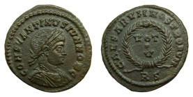 CONSTANTINO II, césar con Constantino I. 317-337 dC. Follis. Roma. RIC 236. 3,1 gr. AE. Anv: CONSTANTINVS IVN NOB C. Rev: CAESARVM NOSTRORVM - VOT V....