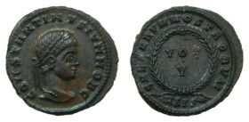CONSTANTINO II, césar con Constantino I. 317-337 dC. Follis. Siscia (Croacia). RIC 163. 3,0 gr. AE. Anv: CONSTANTINVS IVN NOB C. Rev: CAESARVM NOSTROR...