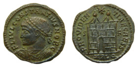 CONSTANCIO II, césar con Constantino I. 324-337 dC. Follis. Arles (Francia). RIC 312. 3,1 gr. AE. Anv: FL IVL CONSTANTIVS NOB C. Rev: PROVIDENTIAE CAE...