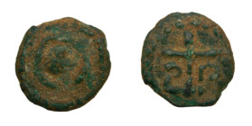 Sevilla. Siglos VI-VII dC. Nummus Anónimo. 1,3 gr. AE. Anv: Cabeza estilizada de frente. Rev: Cruz entre S girada y P. Rara por tener un buen módulo....