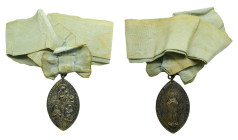 Medalla de la Congregación Mariana. Anv: ADJUTOR ET PROTECTOR PACTUS EST MIHI. Tres santos dentro de orlas. Rev: AVE GRATIA PLENA DOMINUS TECUM. CONGR...