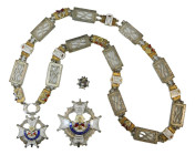 Collar y placa Orden de la Cruz de San Raimundo de Peñafort (1944). (P.G. 441 y 444). Cruz Meritísima. S. RAY-MVN-DVS. PENÑA-FORTI. IN JURE MERITA.
E...