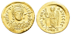 JUSTIN I.(518-527).Constantinople.Solidus.

Obv : D N IVSTINVS P P AVG.
Helmeted and cuirassed bust facing slightly right, holding spear and shield de...