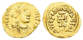 CONSTANS II.(641-668).Constantinople.Tremissis. 

Obv : δ N CONSTANTINЧS P P AV.
Diademed, draped and cuirassed bust right.

Rev : VICTORIA AVGЧς / CO...