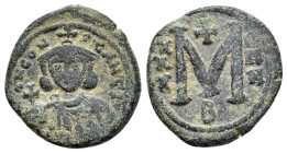 CONSTANTINE V COPRONYMUS.(741-775).Constantinople. Follis. 

Obv : δ N CONSTANTIN.
Crowned facing bust, holding globus cruciger and akakia.

Rev : Lar...