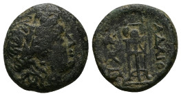 Kings of Thrace, Adaios. AE, 7.15 g - 20.72 mm. Circa 275-250 BC.
Obv.: Laureate head of Apollo right.
Rev.: ΑΔΑΙΟΥ; Tripod; to left, head of hound ...