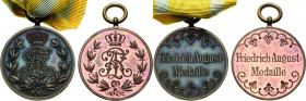 Orden deutscher Länder Sachsen
Friedrich-August-Medaille in Bronze Am Band mit Etui (2x). Bronze, kupferfarben. 28,5 mm, 11,42 g. Ein Etui beschädigt...