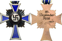 Orden des Dritten Reiches
Mutterkreuz, 3. Stufe, 2. Form Verliehen 1939/1944. Am Band. Bronze, 42 x 36 mm, 15,39 g. Dazu die große Urkunde mit Trocke...
