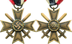 Orden des Dritten Reiches
Kriegsverdienstkreuz 2. Klasse mit Schwertern Verliehen 1939/1945. Am Band. Bronze getönt, 48 x 48 mm, 19,81 g, Putzreste. ...
