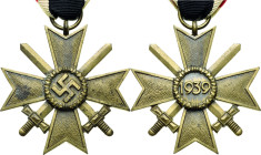 Orden des Dritten Reiches
Kriegsverdienstkreuz 2. Klasse mit Schwertern Verliehen 1939-1945 Weißmetall getönt, 48 x 48 mm, 23,29 g, am Band. Dazu die...