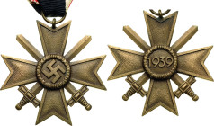 Orden des Dritten Reiches
Kriegsverdienstkreuz 2. Klasse mit Schwertern Verliehen 1939/1945. Am Bandabschnitt. Bronze getönt, 48 x 48 mm, 24,92 g. Da...