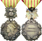 Ausländische Orden und Ehrenzeichen Frankreich
Ehrenmedaille für Zolldienst Verliehen 1894. Am Band: Silber, 42 x 27 mm, 16,82 g Barac 342 Vorzüglich...