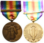 Ausländische Orden und Ehrenzeichen USA
Medaille "Victory" 1. Weltkrieg Gestiftet 1917. Am Band mit Spange "DEFENSIVE SECTOR". Bronze 36,5 mm, 28,55 ...