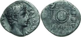 Kaiserzeit
Augustus 27 v. Chr.-14 n. Chr Denar 19 v. Chr., Colonia Patricia? Auf die Verleihung des Clipeus Virtutis und die Rückgabe der Feldzeichen...