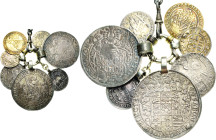Münzschmuck
Münzkette Münzkette aus 7 Münzen und 2 weitere bearbeitete Münzen. Darunter: Sachsen-Taler 1599, 1644. 1/8 Taler 1673 (?). Braunschweig-W...