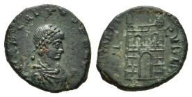 ARCADIUS (383-408). Ae Nummus. Thessalonica. 

Obv: D N ARCADIVS P F AVG.
Pearl-diademed, draped and cuirassed bust right.
Rev: GLORIA ROMANORVM.
Camp...
