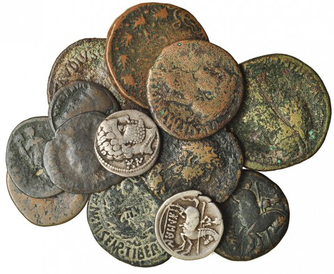 13 monedas: 2 denarios de Bolskan, 1 as de Damaniu, 2 ases iberorromanos, 1 sest...