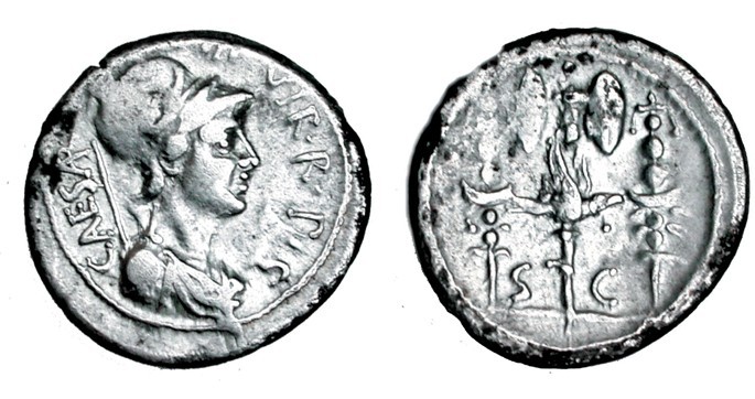 AUGUSTO. Denario. Lugdunum (42 a.C.). R/ Águila legionaria sobre trofeo entre do...