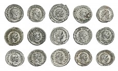 15 antoninianos diferentes ricos en plata: Gordiano III (2), Filipo I (5), Etruscila, Treboniano Galo (3), Volusiano (2), Valeriano II y Póstumo. De M...