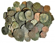 87 cobres de Felipe II a Carlos II. 44 de 8 maravedís de busto acuñados a martillo; 26 monedas reselladas, varias fechas y tipos; 17 monedas de 2 y 4 ...