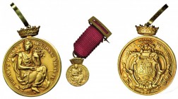 Medalla de oro de la ciudad de Madrid, con corona y anilla junto con miniatura con cinta y prendedor. AU 26,8 y 3 g. EBC+.