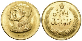 Iran 1340/1961
IRAN Mohammed Riza Pahlevi, 1942-1979. Goldmedaille 1961 (= 1340 SH), unsigniert. Die Brustbilder von Riza Pahlevi und seiner Gemahlin...