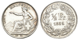 Schweiz 1851
SCHWEIZ. Eidgenossenschaft. 1/2 Franken 1851 A, Paris. 2.49 g. Divo 14. HMZ 2-1205b. Minimal berieben bis unzirkuliert