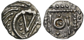 FRISE, AR sceat, vers 695-740. Série E. Type au "porc-épic". D/ T. dégénérée à d. R/ Etendard stylisé avec annelet central pointé entre deux points. S...