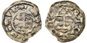 FRANCE, NORMANDIE, Duché, Henri Ier Beauclerc (1106-1135), billon denier anonyme. D/ Croix cantonnée de quatre globules. R/ Fronton sur un degré, entr...