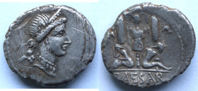 Repubblica Romana. Giulio Cesare. 46-45 a.C. Denario. Ag. D/ Testa di Venus Genetrix a destra, che indossa diadema e collana a pendenti. Dietro piccol...