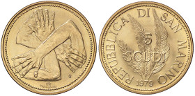 ZECCHE ITALIANE - SAN MARINO - Nuova monetazione (1972) - 5 Scudi 1979 Mont. 3 (AU g. 15)La Pace - La Pace - 
FDC
