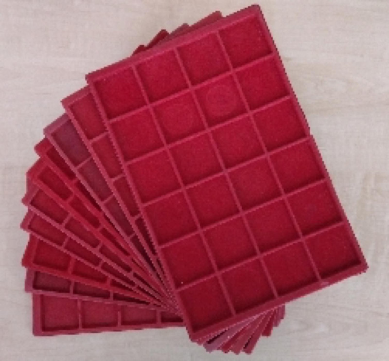 ACCESSORI Lotto di 10 vassoi da 24 caselle 
Buono