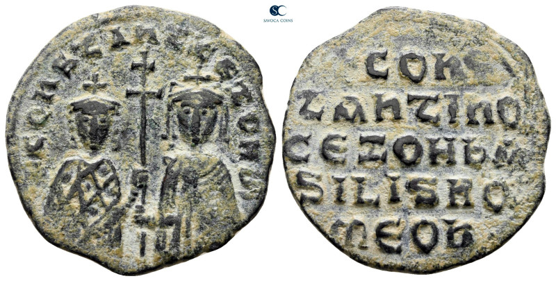 Constantine VII Porphyrogenitus, with Zoe AD 913-959. Constantinople
Follis Æ
...