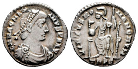 Magnus Maximus. Siliqua. 383-388 AD. Trier. (Ric-IX 84b). (Rsc-20a). Anv.: D N MAG MAXIMVS P F AVG, pearl-diademed, draped and cuirassed bust to right...