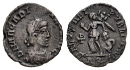 Arcadius. AE 14. 388-392 AD. Aquileia. (Ric-IX 58c). Anv.: D N ARCADI(VS P F AV)G, pearl-diademed, draped and cuirassed bust to right. Rev.: SALVS REI...