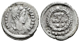 Theodosius II. Siliqua. 408-420 AD. Constantinople. (Ric-372). (Rsc-20b). Anv.: D N THEODOSIVS P F AVG, pearl-diademed, draped and cuirassed bust righ...