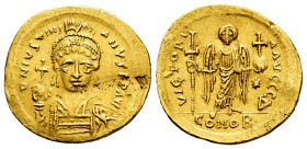 Justinian I. Solidus. 527-538 AD. Constantinople. (MIBE-6). (Doc-8c). (Sear-139). Anv.: D N IVSTINIANVS P P AVC, helmeted and cuirassed bust facing, h...