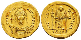 Justinian I. Solidus. 527-538 AD. Constantinople. (MIBE-7). (Doc-9j). (Sear-140). Anv.: D N IVSTINIANVS P P AVC, helmeted and cuirassed bust facing, h...