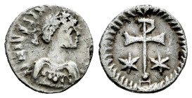 Justin II. 1/2 silicua. 567-572 AD. Ravenna. (MIBE-41). (Doc-413). (Sear-412). Anv.: D N IVSTINV(S P P AV), diademed and draped bust to right. Rev.: S...